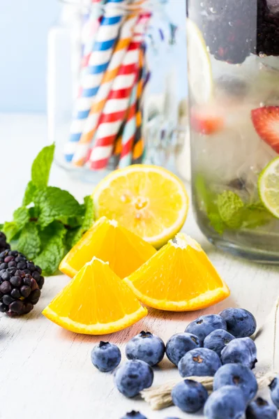 Infundiertes Wasser mit frischen Beeren. — Stockfoto