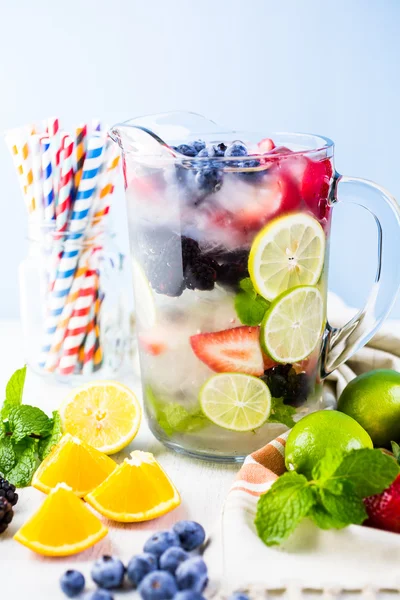 Infundiertes Wasser mit frischen Beeren. — Stockfoto