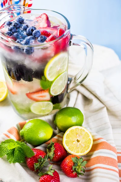 Infundiertes Wasser mit frischen Beeren. — Stockfoto