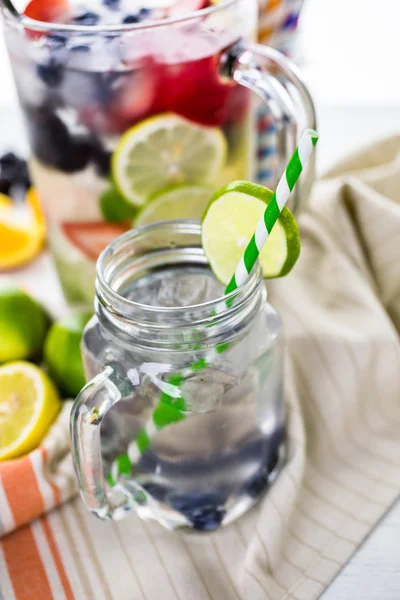 Infundiertes Wasser mit frischen Beeren. — Stockfoto