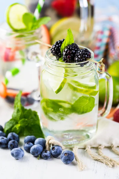 Infundiertes Wasser mit frischen Beeren. — Stockfoto