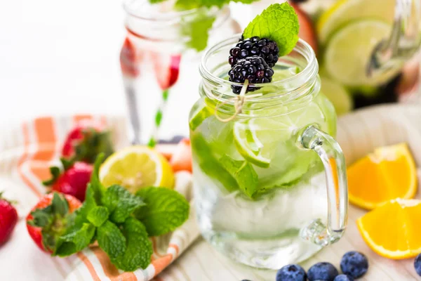 Acqua infusa con bacche fresche . — Foto Stock