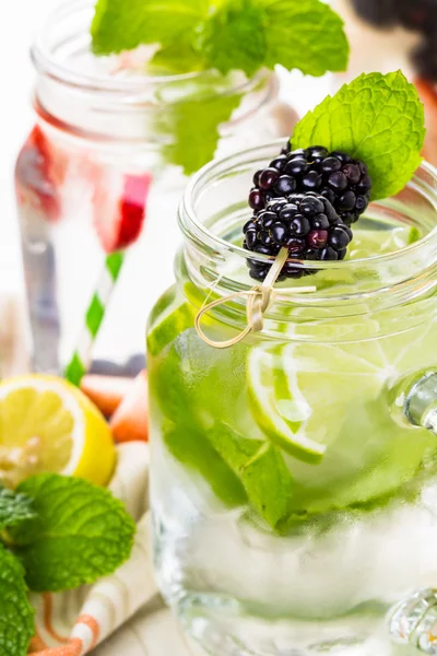 Acqua infusa con bacche fresche . — Foto Stock