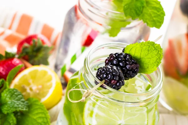 Infundiertes Wasser mit frischen Beeren. — Stockfoto