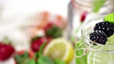 Organik turuncu ve çilek ile yapılan su