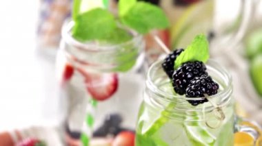 Organik turuncu ve çilek ile yapılan su