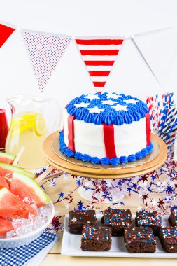 4 Temmuz için masaya tatlılar parti.