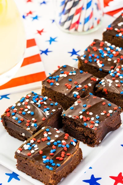 Mesa de fiesta con postres — Foto de Stock