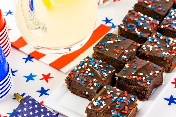 Desserts auf dem Tisch für 4. Juli Party. — Stockfoto