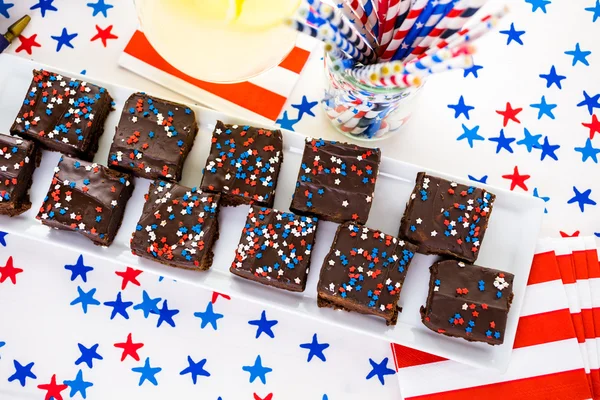 Desserts op de tafel voor 4 juli partij. — Stockfoto