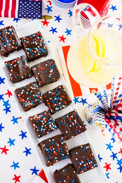 Desserts auf dem Tisch für 4. Juli Party. — Stockfoto