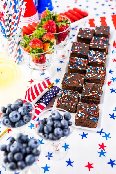 Desserts auf dem Tisch für 4. Juli Party. — Stockfoto