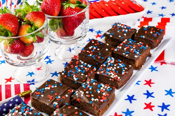 Postres en la mesa para la fiesta del 4 de julio . — Foto de Stock