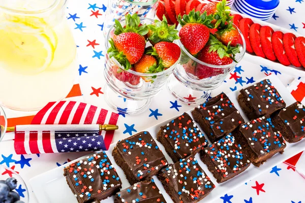 Sobremesas na mesa para a festa de 4 de julho . — Fotografia de Stock