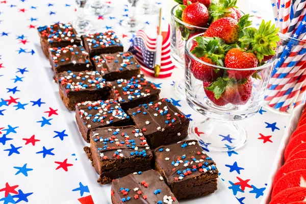 Desserts op de tafel voor 4 juli partij. — Stockfoto