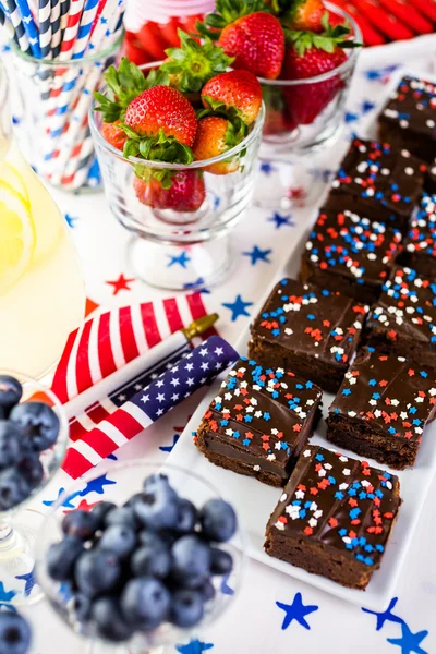 Desserts op de tafel voor 4 juli partij. — Stockfoto