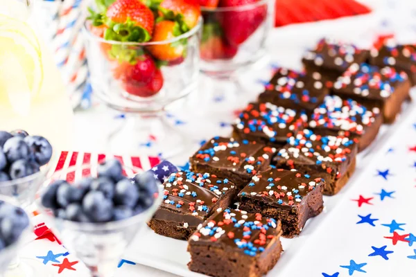 Postres en la mesa para la fiesta del 4 de julio . — Foto de Stock