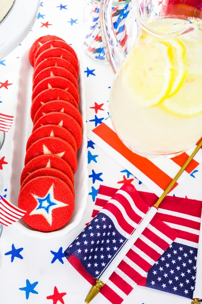 Postres en la mesa para la fiesta del 4 de julio . — Foto de Stock