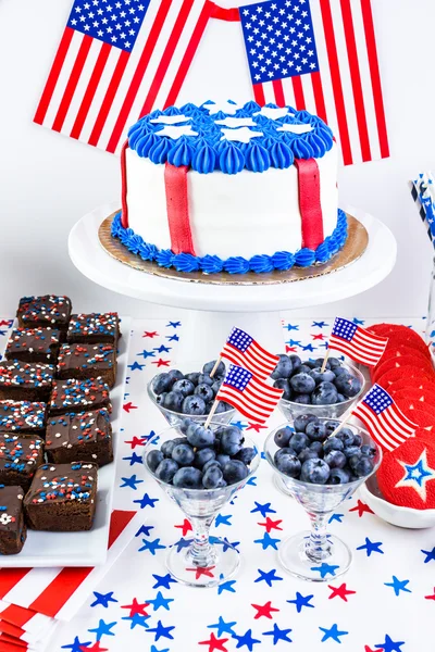 Desserts op de tafel voor 4 juli partij. — Stockfoto