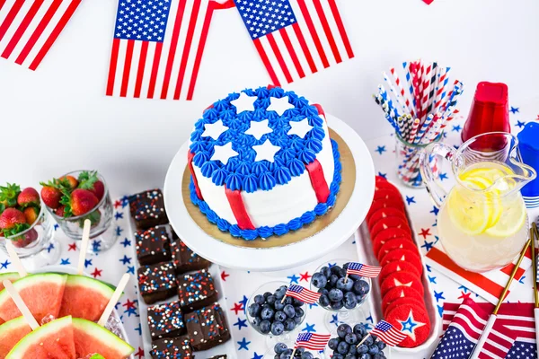 Desserts op de tafel voor 4 juli partij. — Stockfoto