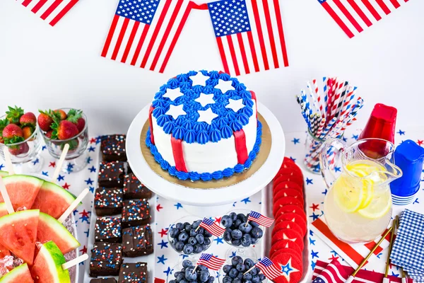 Sobremesas na mesa para a festa de 4 de julho . — Fotografia de Stock