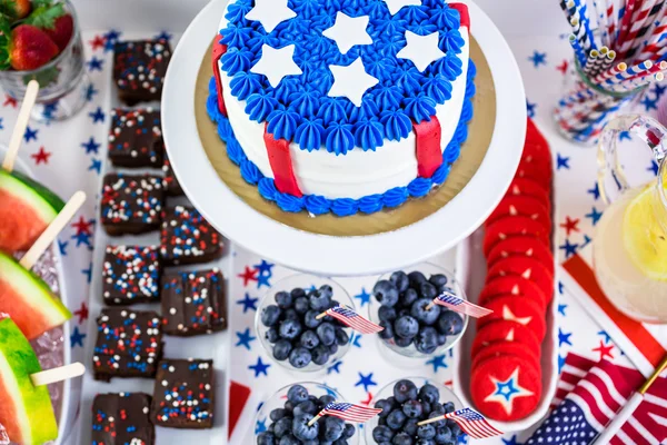 Desserts op de tafel voor 4 juli partij. — Stockfoto