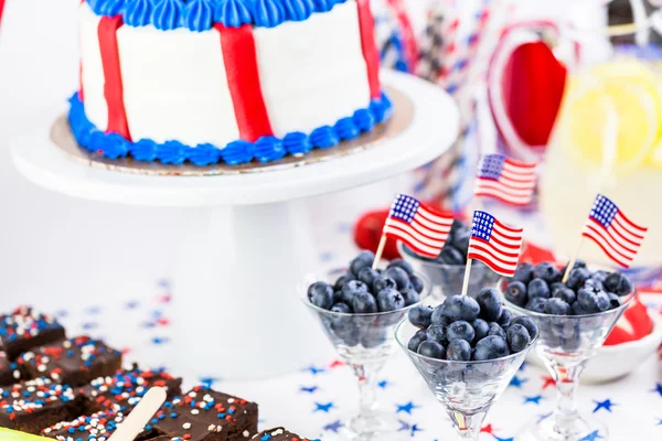 Desserts auf dem Tisch für 4. Juli Party. — Stockfoto