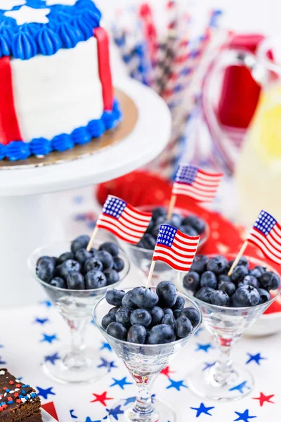 Desserts auf dem Tisch für 4. Juli Party. — Stockfoto