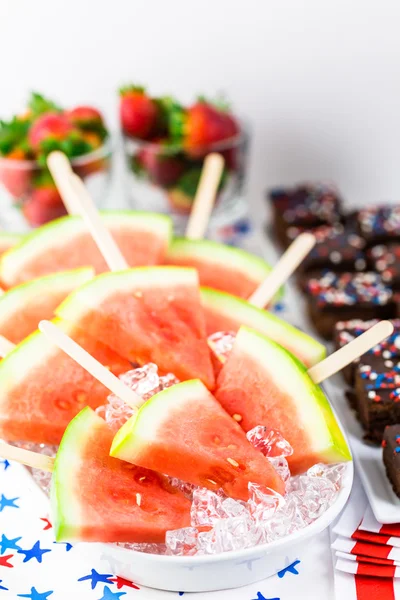 Wassermelone Scheiben Eis am Stiel — Stockfoto