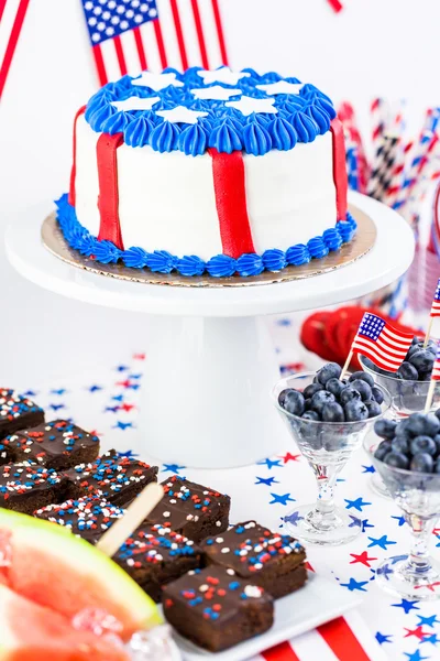 Sobremesas na mesa para a festa de 4 de julho . — Fotografia de Stock