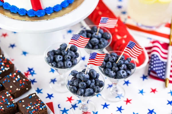 Desserts op de tafel voor 4 juli partij. — Stockfoto