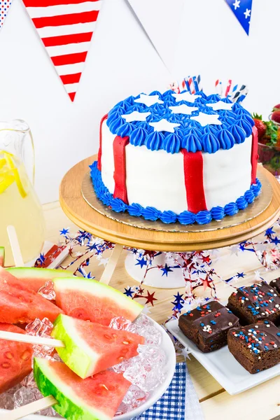 Sobremesas na mesa para a festa de 4 de julho . — Fotografia de Stock