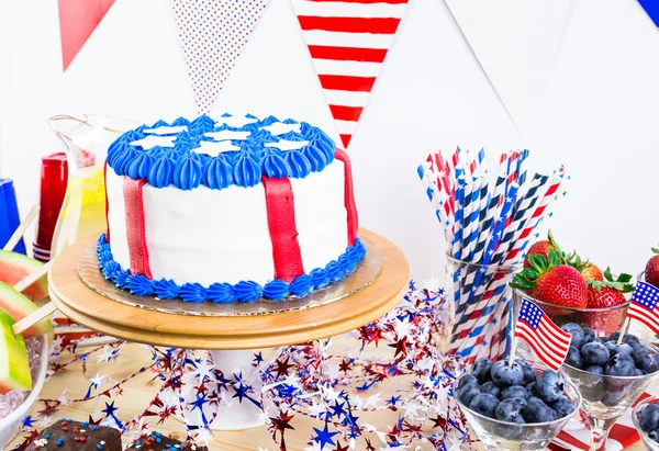 Desserts op de tafel voor 4 juli partij. — Stockfoto