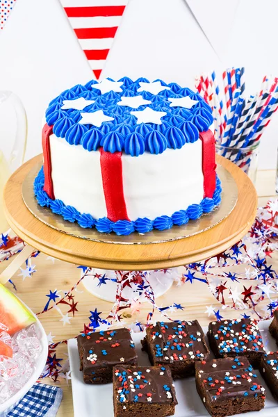 Desserts op de tafel voor 4 juli partij. — Stockfoto