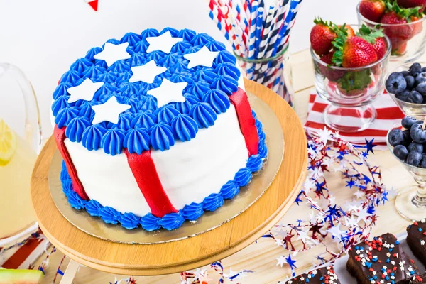 Sobremesas na mesa para a festa de 4 de julho . — Fotografia de Stock