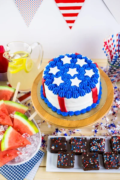 Desserts op de tafel voor 4 juli partij. — Stockfoto