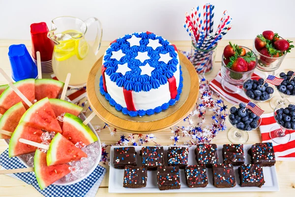 Desserts op de tafel voor 4 juli partij. — Stockfoto