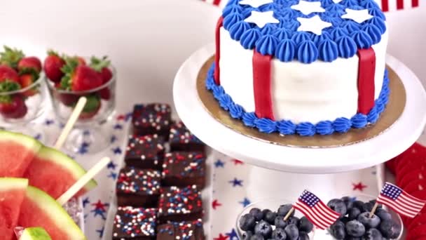 Sobremesas na mesa para a festa de 4 de julho — Vídeo de Stock