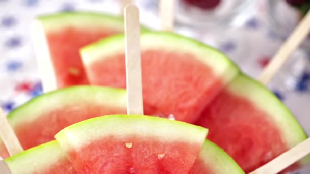 Wassermelone Scheiben Eis am Stiel — Stockvideo