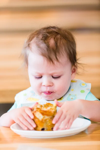 Holčička jíst muffin — Stock fotografie
