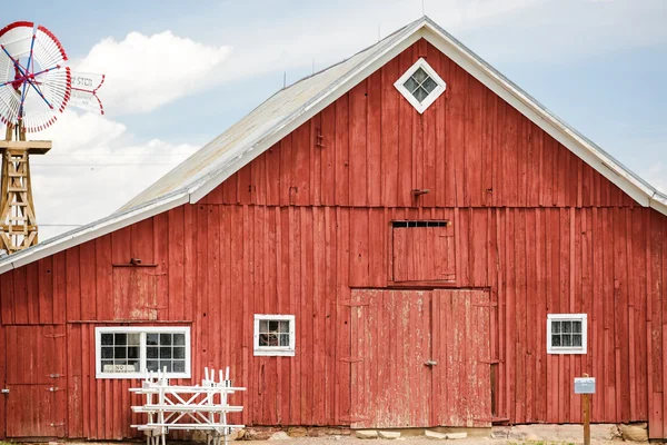 Red old barn at farm — Stock Photo, Image