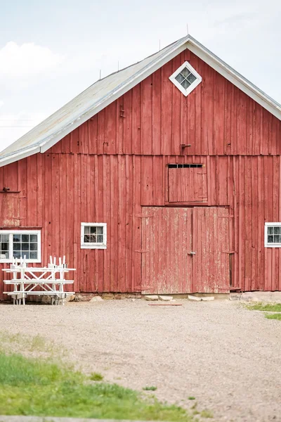 Red old barn at farm — Stock Photo, Image