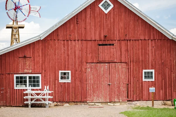 Red old barn at farm — Stock Photo, Image