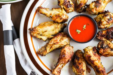 ahşap fırın tavuk kanadı ateş