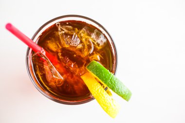 Buzlu çay limon ile süslenmiş