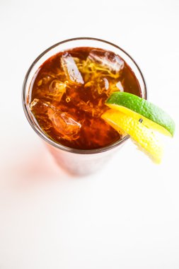 Buzlu çay limon ile süslenmiş