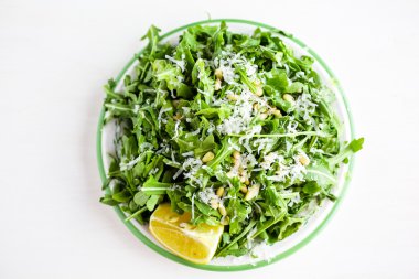 Roka Salatası ile çam fıstığı