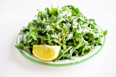 Roka Salatası ile çam fıstığı