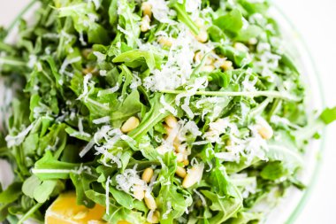 Roka Salatası ile çam fıstığı