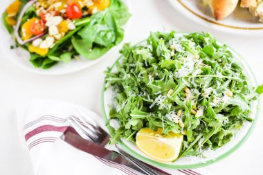 Roka Salatası ile çam fıstığı